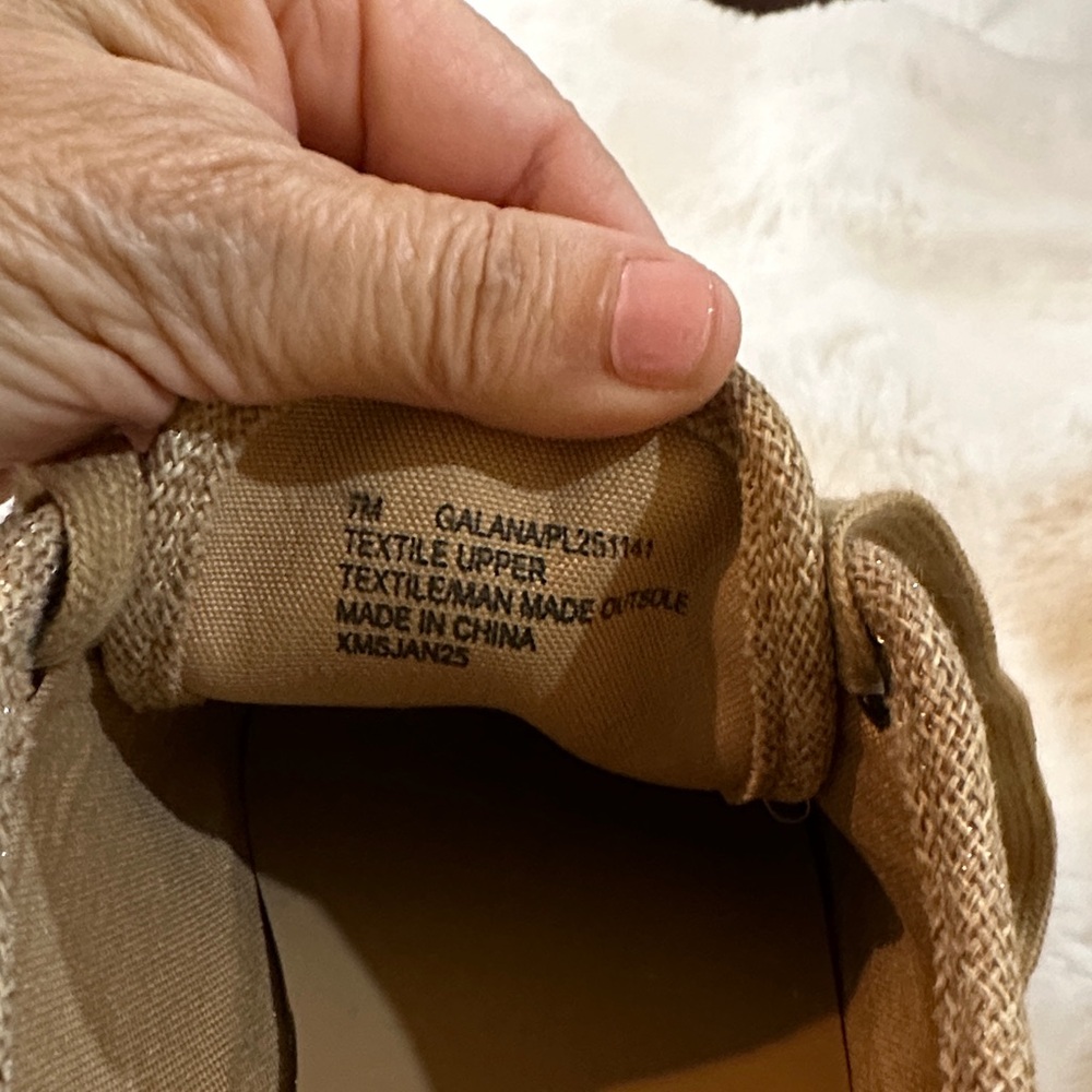 Tommy Bahama Tan With A Little Sparkle Sneaker. Size 7 - Picture 6 of 7
